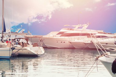 Denizde lüks park modern motor yat marina rıhtım