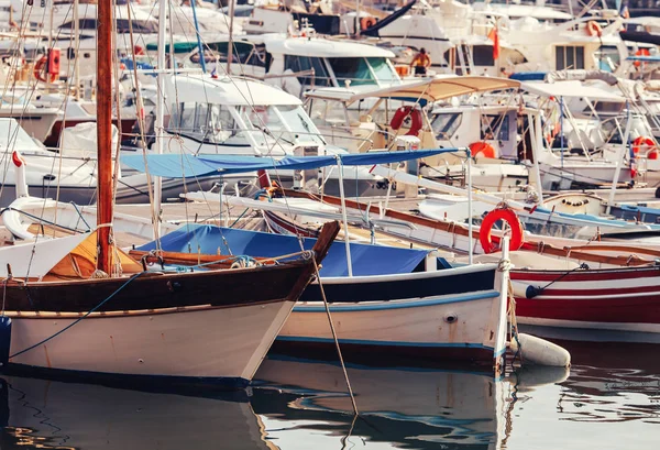 Barcos de pesca yate de estacionamiento preparándose para el mar — Foto de Stock