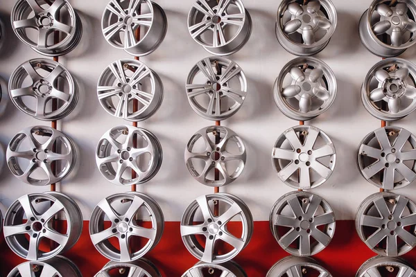 Discos de acero de aleación de automóviles neumático de lujo cromo en la tienda — Foto de Stock