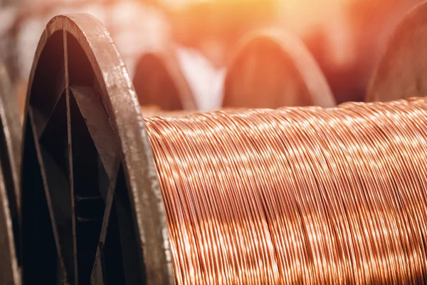 Producción de alambre de cobre, cable de bronce en carretes en fábrica —  Fotos de Stock