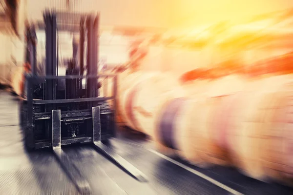 Lagerräume für die Lagerung von Materialien und Holz, Gabelstapler-Container. Konzept Logistik, Transport. Motionblur-Effekt — Stockfoto