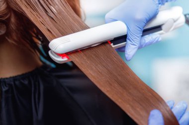 Keratin saç düzleştirme ve restorasyon prosedürü