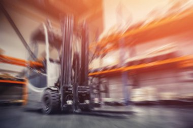 Malzeme ve ahşap depolamak için Depo sanayi tesislerinde, forklift konteynerler. Konsept lojistiği, nakliye. Motionblur efekti