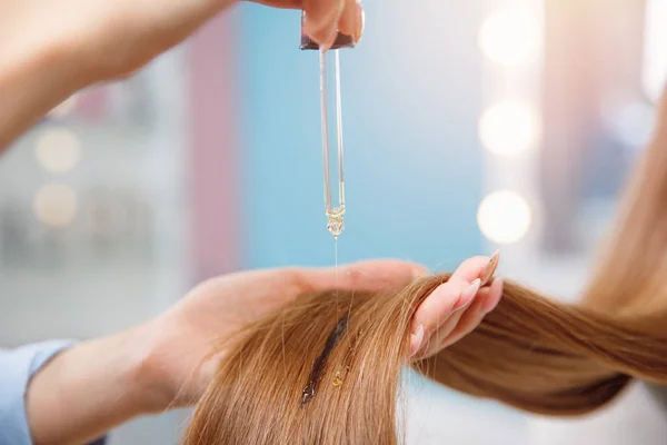 Tratamento de cabelo óleo, proteção, cuidado e restauração — Fotografia de Stock