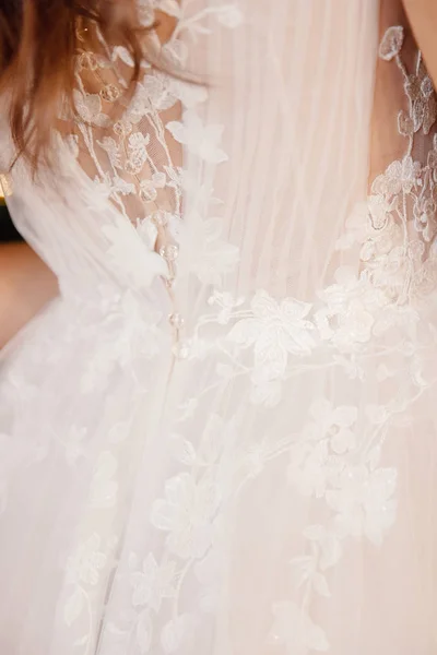 Fotó vissza gyönyörű fiatal nő, fehér esküvői ruha mosolygós — Stock Fotó