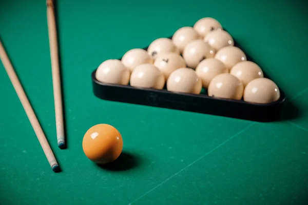 Biliardo tavolo in legno verde russo e stecca con palline bianche — Foto Stock