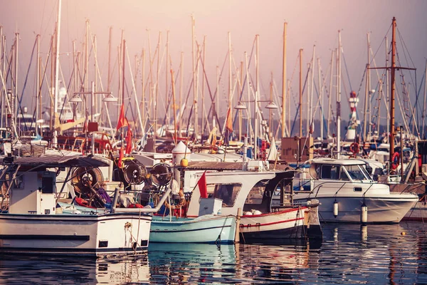 Barcos de pesca yate de estacionamiento preparándose para el mar — Foto de Stock