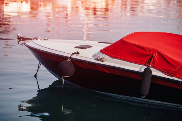 Rangée de bateaux entreposés pour l'hiver sous auvent. Entrepôt sur quai bateau. Préparation du concept — Photo