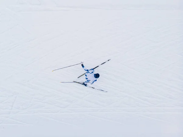 Lyžovat na lyžích ve sněžných lesích. Koncept zimních sportů. Pohled shora na vzdušný — Stock fotografie