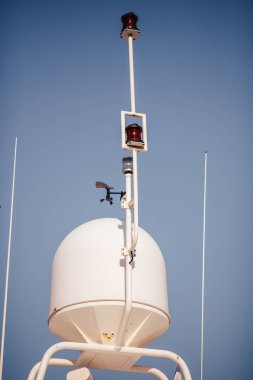 Mavi gökyüzüne yakın yat tekne gezinmek için Radar