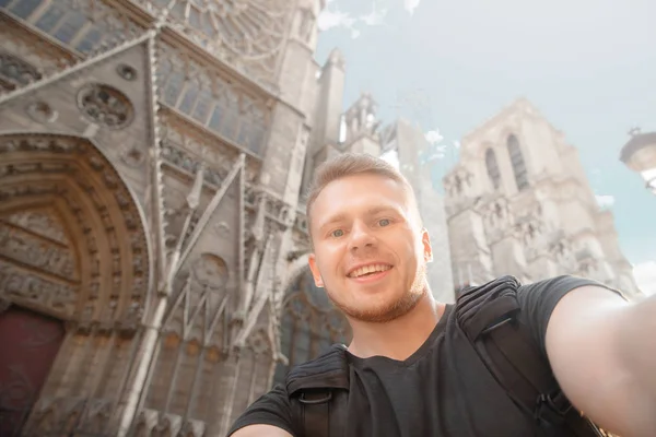 Homem viajante faz selfie foto no fundo do edifício na França, Paris — Fotografia de Stock