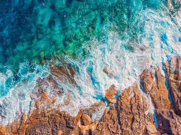 Potencia del agua, el mar Mediterráneo turquesa arrastró la costa por la tormenta. Foto aérea . — Foto de Stock