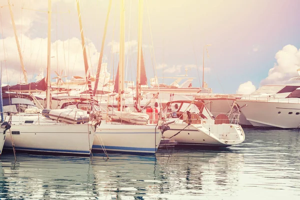 Denizde lüks park modern motor yat marina rıhtım