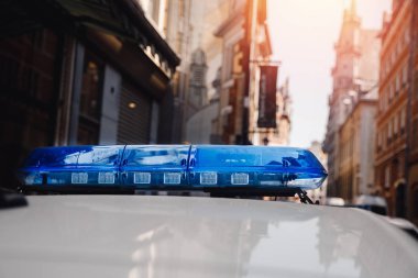 Polis arabasının mavi flaşörü evlerin etrafını sardı. Konsept ralli tutma, Avrupa'da grev