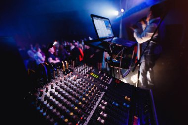 Gençler gece kulübü partisinde takılıyor. Mavi ve siyah arkaplan bulanık