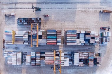 Konteynır kargo gemisi Kuzey Kutup limanını dolduruyor. Taşımacılık ithalat ve iş lojistiği kavramını benimse, kış manzarası