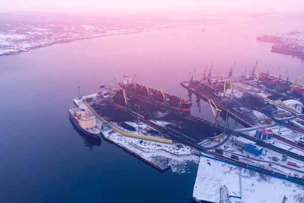 Verladung des Kohlebergbaus im Hafen auf einem Frachtschiff mit einem Kraneimer des Zuges. Luftaufnahme von oben — Stockfoto
