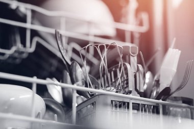 Yıkama için ayarlanmış kirli bulaşıkları ile açık bulaşık makinesi. Konsept su tasarrufu