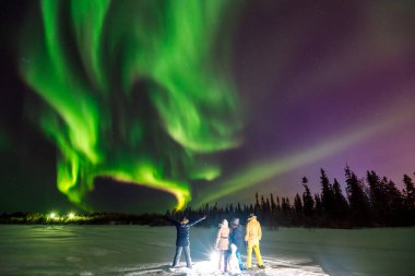 Çok renkli yeşil mor renkli Aurora Borealis Polaris, gece gökyüzünde Kuzey Işıkları. Seyahat insanlarını kabul et