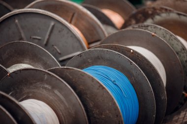 Çelik tel, metal işleme için endüstriyel üretimde makaralar üzerinde alüminyum