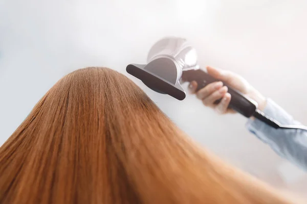 Fluxo de ar quente sai secador de cabelo para secagem, styling no salão de beleza após tratamentos de Spa menina Recuperação — Fotografia de Stock