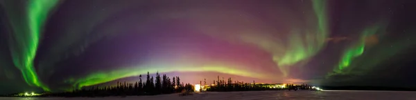 Barevná zelená Fialová zářivá Aurora Borealis Polaris, severní světla na noční obloze. Pojetí cestovních lidí — Stock fotografie