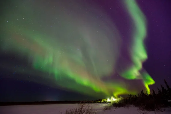 Mångfärgad grön violett pulserande Aurora Borealis Polaris, norrsken i natthimlen. — Stockfoto