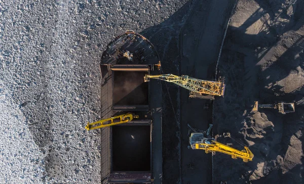 Fotografía industrial, Cargando minería de carbón en barco puerto con grúa. Vista superior aérea —  Fotos de Stock