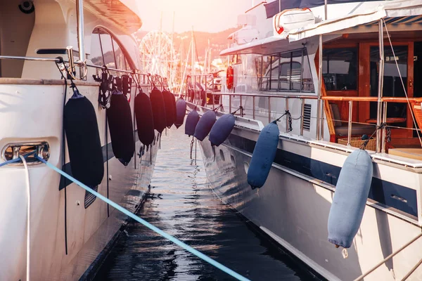 Cylindres contre les chocs et les rayures sur la poupe du yacht pour le stationnement, les collisions de protection lors de la jetée — Photo