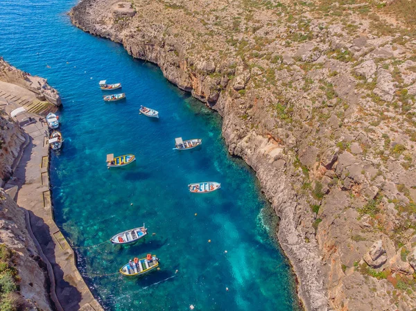 Блакитний грот на Мальті. Прогулянкові човни з туристами курсують. Вид з безпілотника — стокове фото