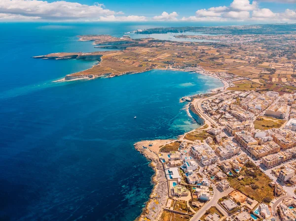 Город Марсаскала Мальта летом гавань воды Средиземное море голубого цвета. Вид сверху с воздуха — стоковое фото