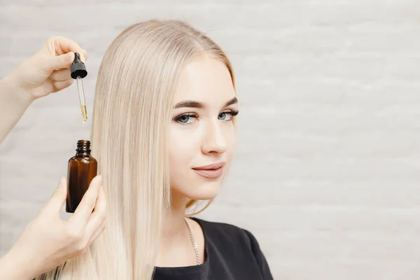 Master peluquería procedimiento tratamiento de aceite para el cabello de la mujer. Salón de spa Concept. —  Fotos de Stock