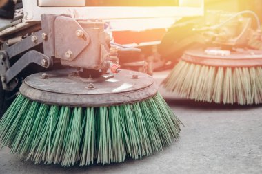 Yakın çekim süpürücü makinesi temizliği. Enkazdan konsept temiz sokaklar