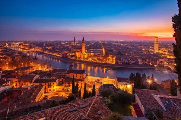 Nádherná letecká panoramatický výhled na noc Verona Itálie — Stock fotografie