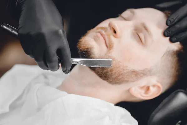 Barbiere. Parrucchieri parrucchiere barba e capelli con rasoio in salone — Foto Stock