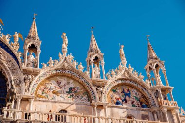 St Mark Bazilikası cephesinde heykeller archangels ve İncille görüntüleri.