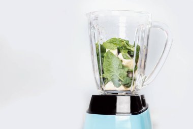 Blender sağlıklı vejetaryen smoothie taze meyve ve sebzeden yapılmış. Konsept detoks gıda