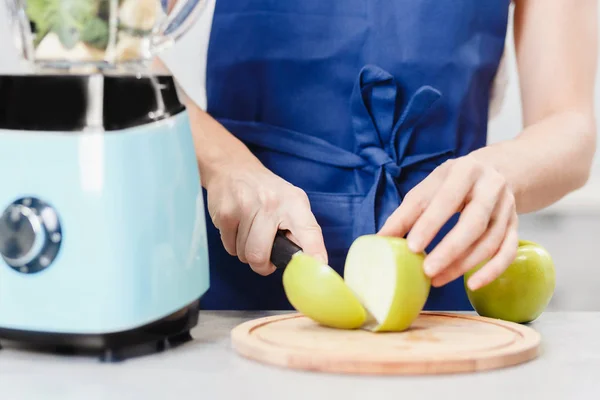 Giovane donna taglia una mela per frullatore frullato vegetariano sano a base di frutta e verdura fresca. Concetto cibo disintossicante — Foto Stock