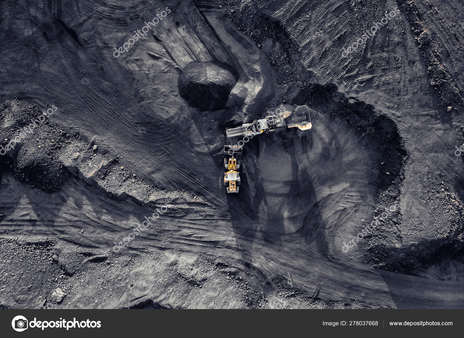 Mina poço aberto, indústria extrativa para o carvão, drone aéreo