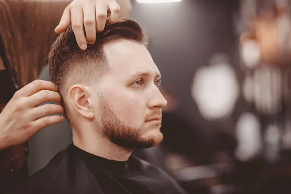 Banner Barbershop. Człowiek w Fryzjer krzesło, fryzjer STYLIZACJI włosy. — Zdjęcie stockowe