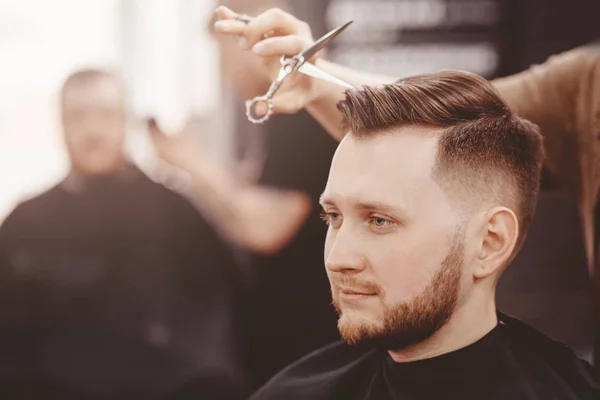 理发店横幅。男子在理发椅，理发师造型他的头发. — 图库照片