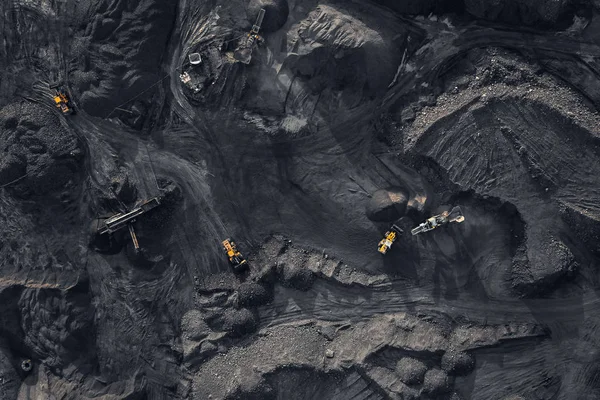 Mine à ciel ouvert, industrie extractive pour le charbon, drone aérien vue de dessus — Photo