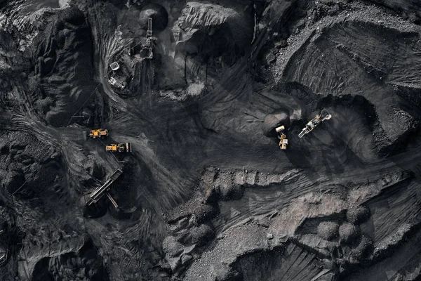 Mine à ciel ouvert, industrie extractive pour le charbon, drone aérien vue de dessus — Photo