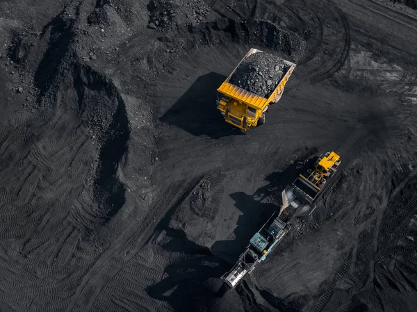 Mine à ciel ouvert, industrie extractive pour le charbon, drone aérien vue de dessus — Photo