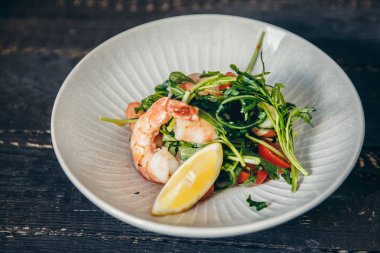 Karides, arugula, limon, biyo ürünlerden domates ile Taze Salata. Üstte görüntü