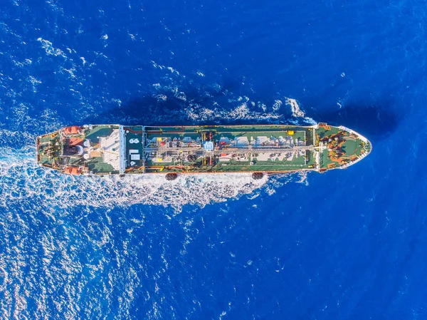 Navio petroleiro químico navega mar azul. Vista aérea superior. Exportação de conceito — Fotografia de Stock