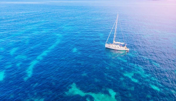 Yate blanco arrecife de coral en el hermoso mar de la bahía. Vista superior aérea — Foto de Stock