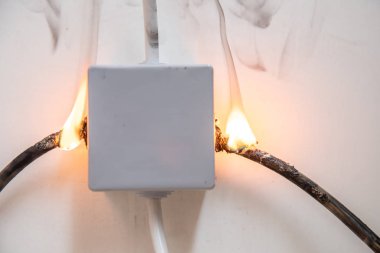 Elektrik kısa devresi. Yangın alev üzerinde kablo kablo