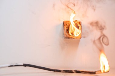 Elektrik kısa devresi. Evde kablo ve rozet soket fişinin yanmasından kaynaklanan arıza