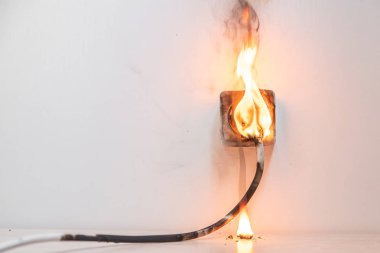 Elektrik kısa devresi. Evde kablo ve rozet soket fişinin yanmasından kaynaklanan arıza